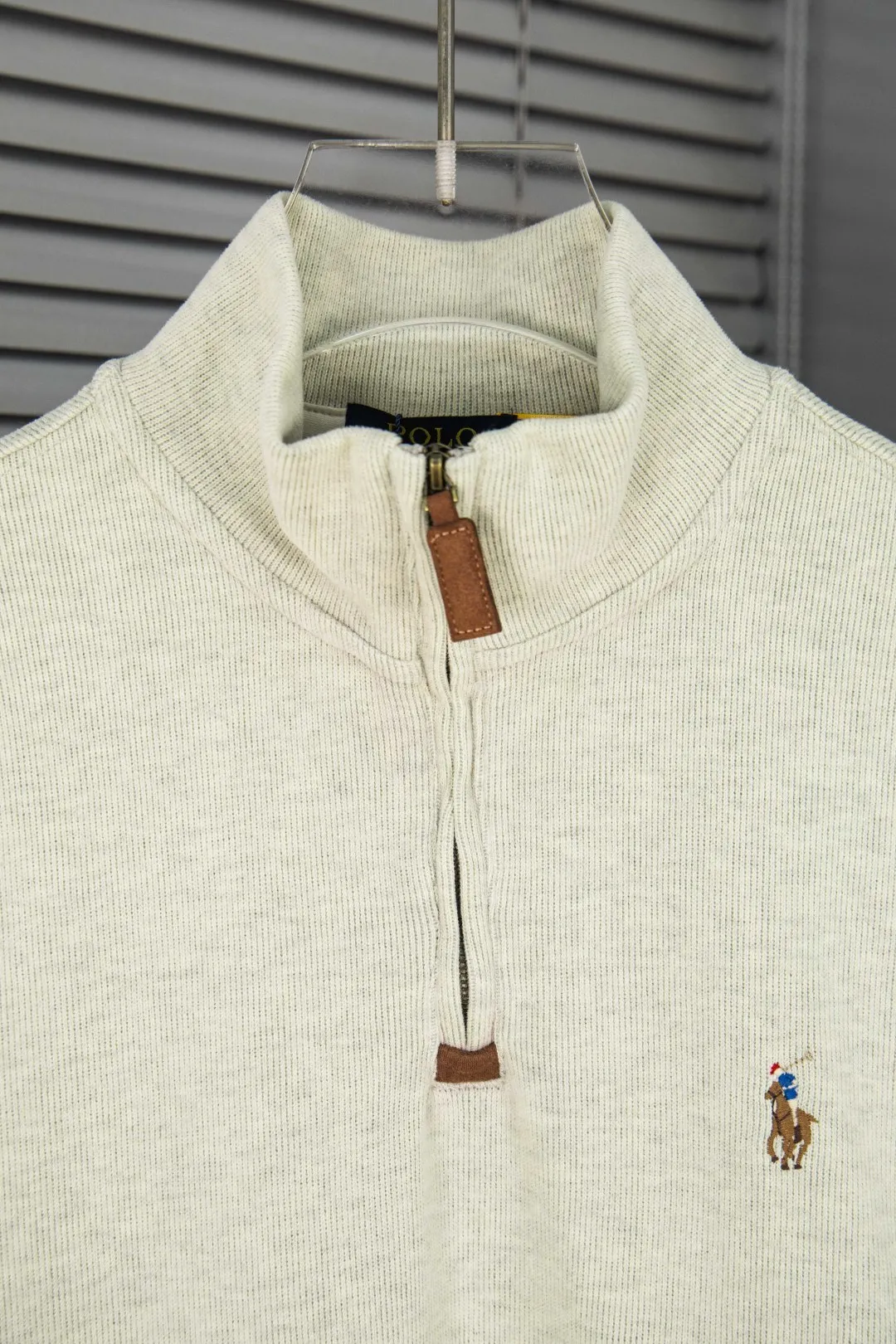 🅿️260 new model number: B143 Ralph Lauren's new half-zip sweatshirt top with colorful logo embroidery on the chest 1️⃣ Developed using original fabric, the fabric properties are similar to wool, soft and light to the touch, and has good wrapping and elasticity! 2️⃣The iconic embroidery design style on the chest is very youthful and energetic, and can be easily worn by both men and women. It is very in line with the fashion aesthetic concepts of today's young people! 3️⃣Simple style, comfortable to wear, same style for men and women, a must-have for couples! 4️⃣Full set of customized accessories, complete with three standards Color: gray, beige Size: S, M, L, XL